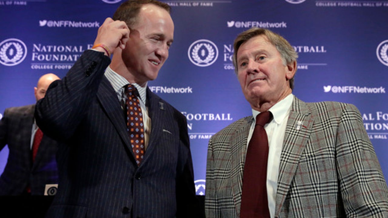 Rivals Manning, Spurrier enter College Hall of Fame together